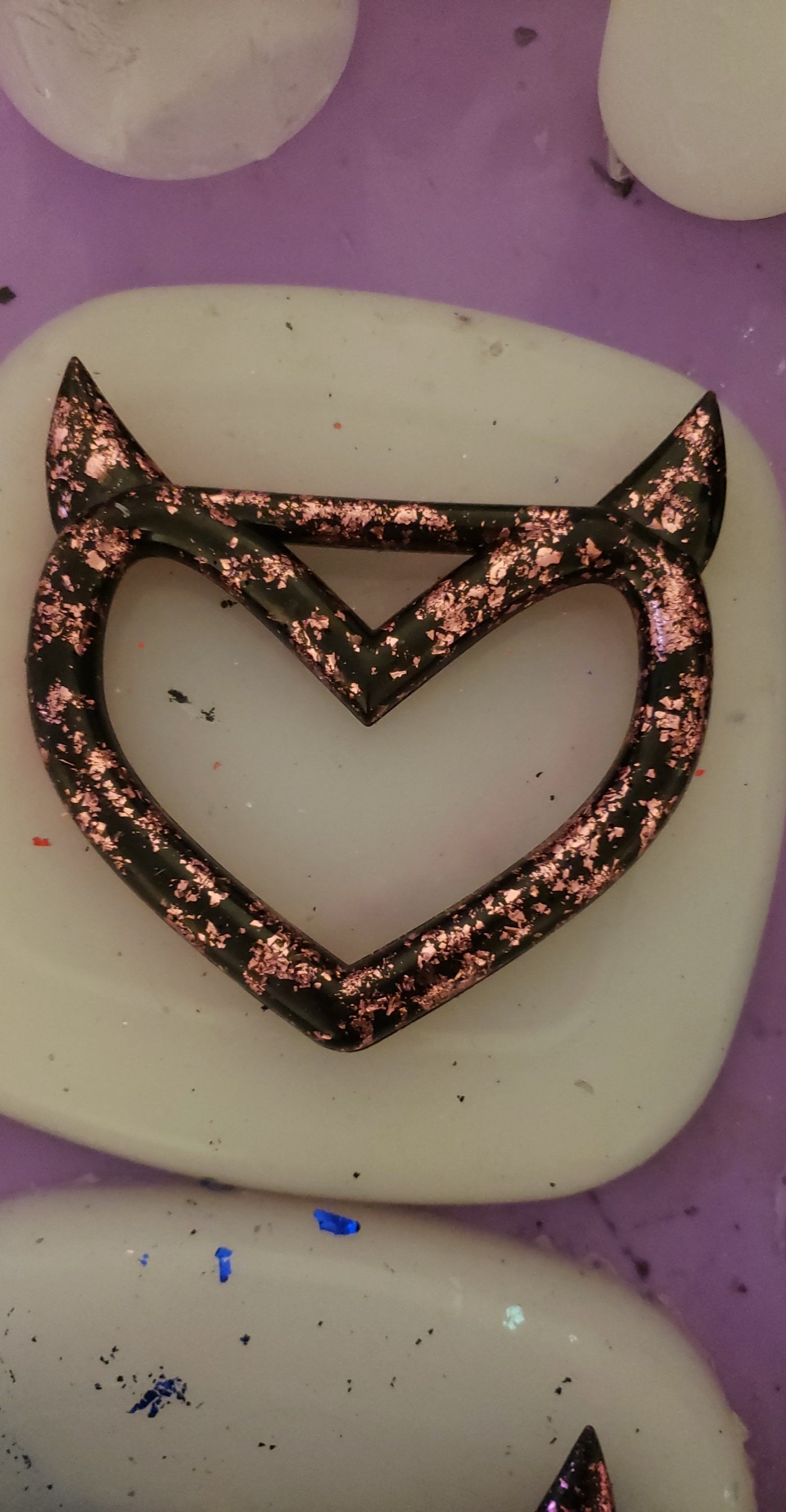 devil horn